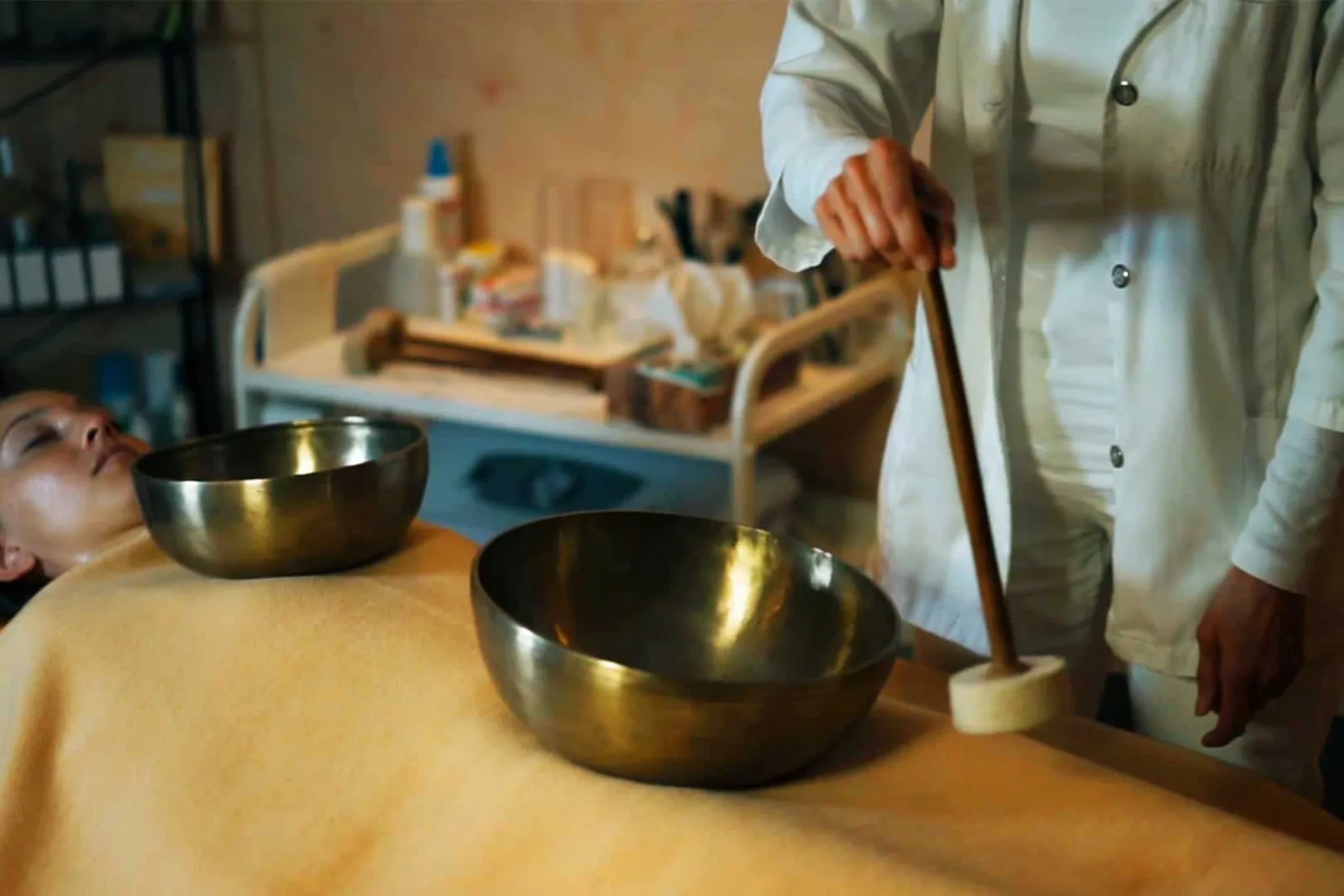 Tibetische Klangschalen für die Klangmassage im Institut in Aystetten