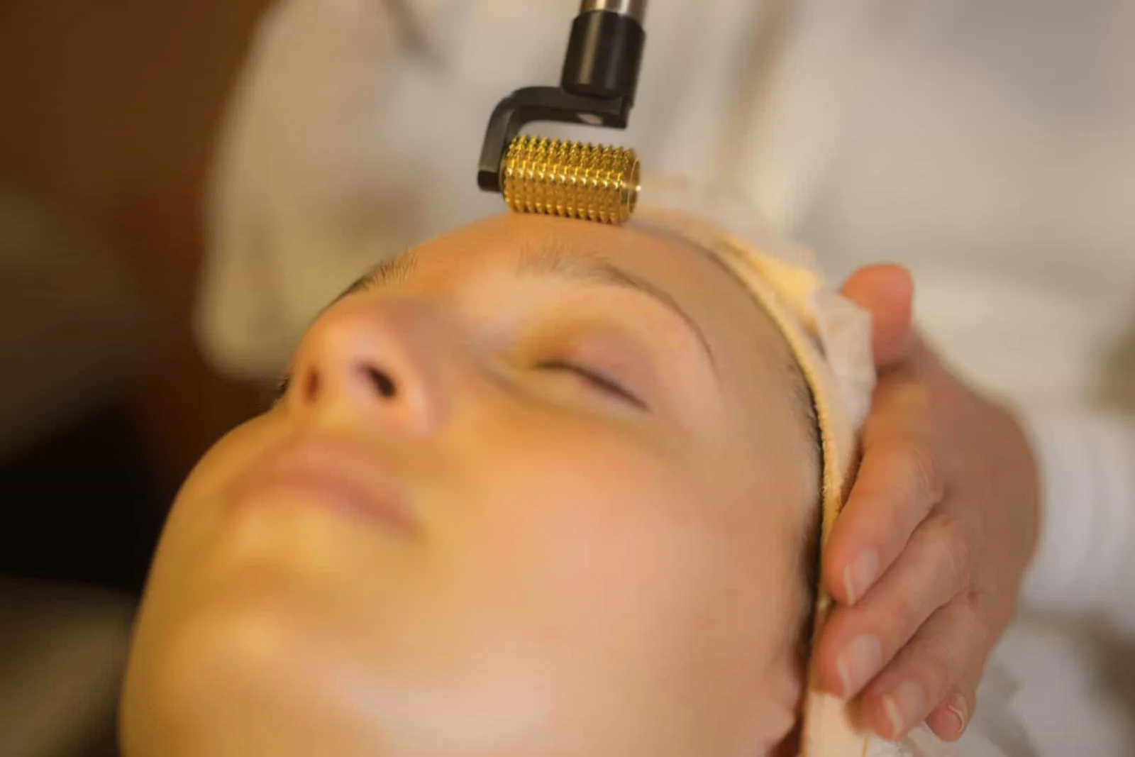 Micro-Needling mit dem Dermaroller im Institut für Kosmetik & Wellness